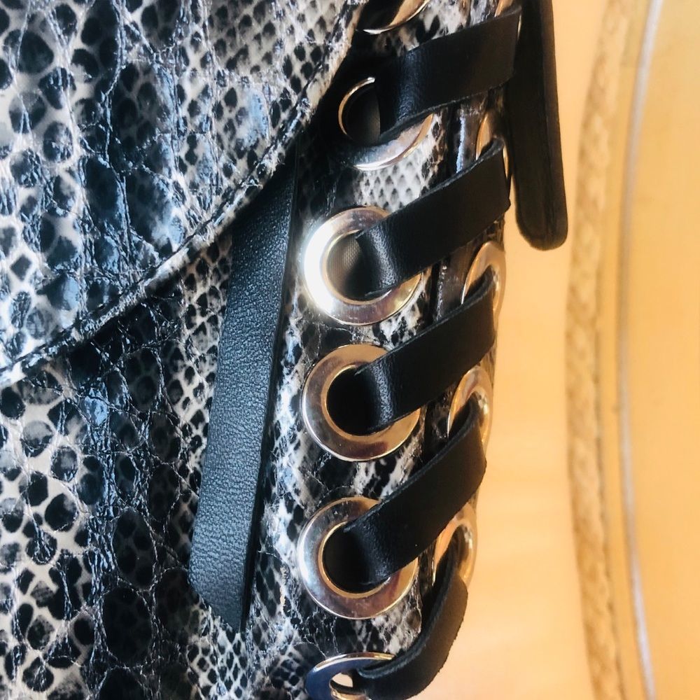 PRICE⬇️Stuart Weitzman Leather Reptile Emboss Bag🌺 - Picture 5 of 13